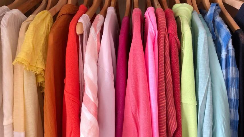 Cómo eliminar manchas de camisas de color